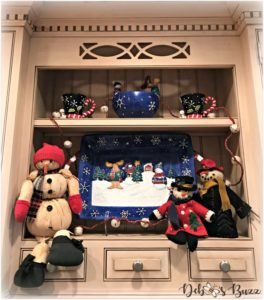 casual-christmas-table-snowman-shelf-kitchen