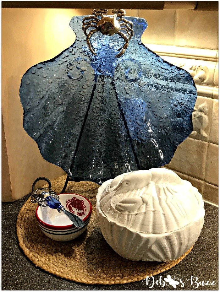kitchen-coastal-decor-seashell-tableware-vignette