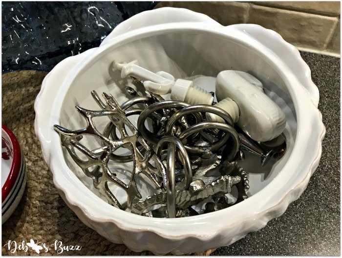 kitchen-coastal-decor-accessories-hidden-storage