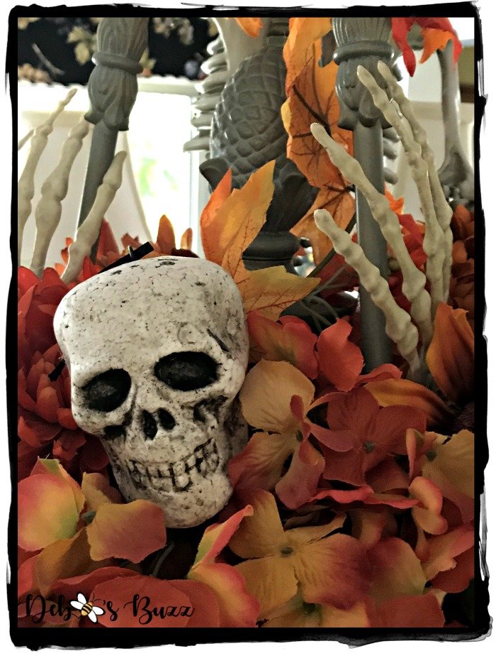 skull-decorated-halloween-chandelier