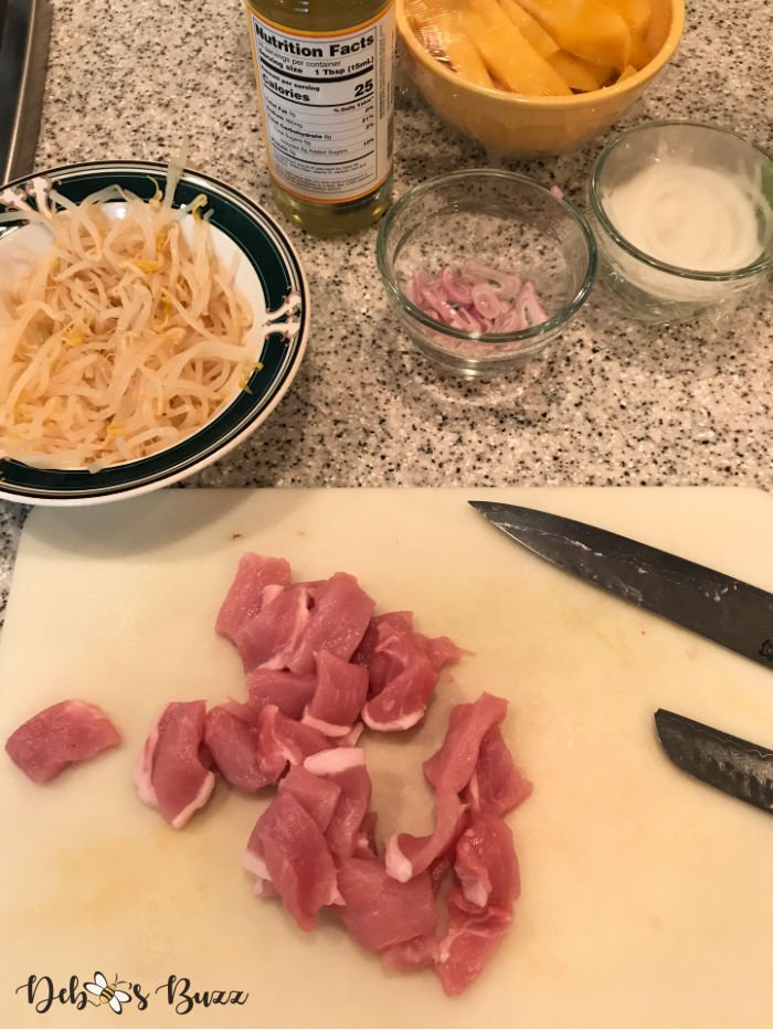 Vietnamese-ban-xeo-incredients-prep