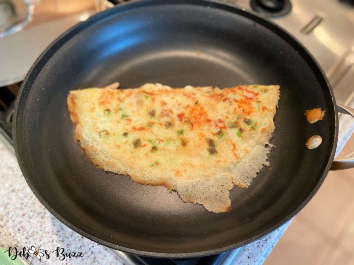 cooking-Vietnamese-banh-xeo-pan