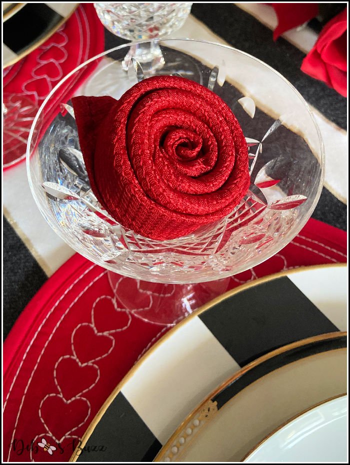 Valentines-Day-romantic-table-rose-shape-napkin-fold